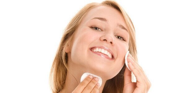 Wiping the face to get rid of traces of acne